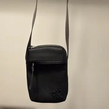 CK 블랙 가죽 숄더백