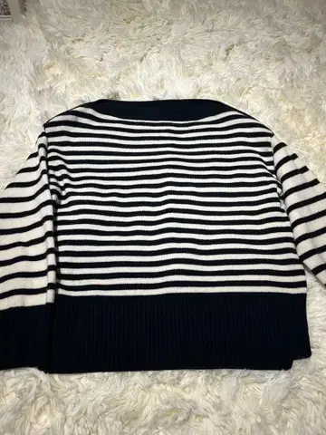 INED 보더 긴팔 니트