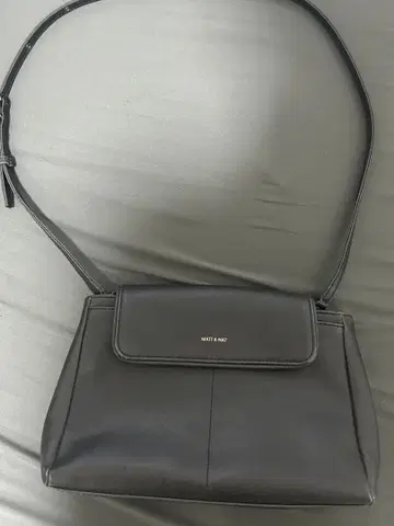 MATT & NAT 숄더백 블랙 비건 가죽 빈티지