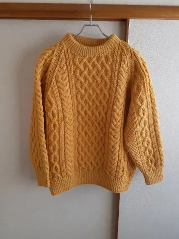 INVERALLAN 케이블 짜임 스웨터 머스타드