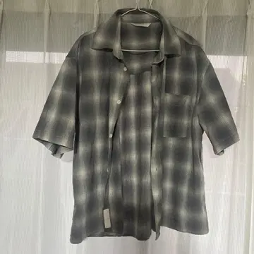 그레이 계열 체크 무늬 반팔 셔츠