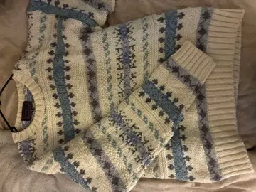 아이보리 계열 니트 스웨터