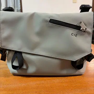 CIE 숄더백 그레이