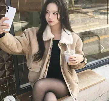 무스탕 에코퍼 긴팔 루즈 셔링 집업 포켓 배색 점퍼