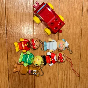 호빵맨 인형 6개와 자동차 세트