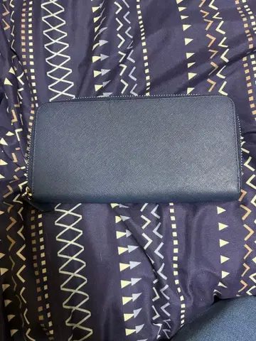 네이비 장지갑 지퍼 포함