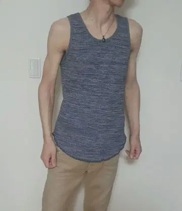 인기 라운드 헴 탱크탑 레이어드 스타일 코디