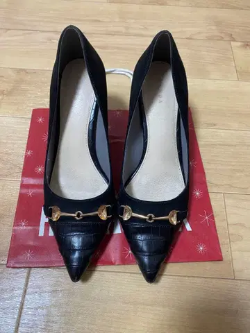 RANDA 블랙 스웨이드 하이힐 펌프스 골드 금장 장식 포함