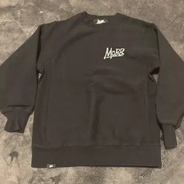 MOBB 스톤 로고 블랙 맨투맨