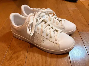 화이트 스니커즈 별 로고 포함