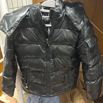 블랙 후드 부착 다운 자켓