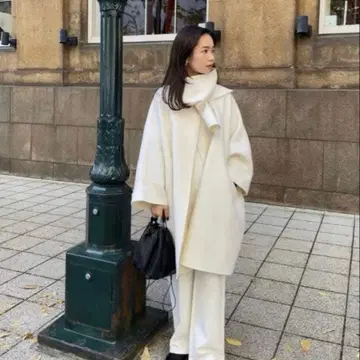 스터닝 루어 스톨 판초 코트 화이트 1