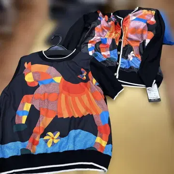 컬러풀한 말 모티브 니트탑 앙상블