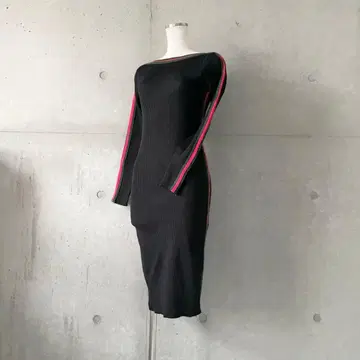 택 포함 새상품 셰리 라인 보트넥 리브 원피스 블랙 S