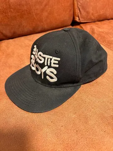초레어 BEASTIE BOYS 라벨 자수 블랙 캡