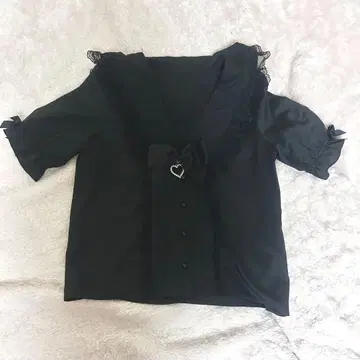 MARS 리본 포함 동일 컬러 하트 레이스 세일러 블라우스