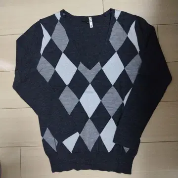 iCB 아가일 무늬 V넥 니트 다크 그레이