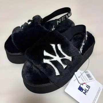 [ 새상품 ] MLB 통굽 샌들 뉴욕 양키스 퍼 샌들 블랙 M