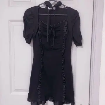 pium 프릴 절개 초커 컷 원피스