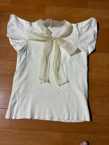 리본 포함 아이보리 반팔 상의