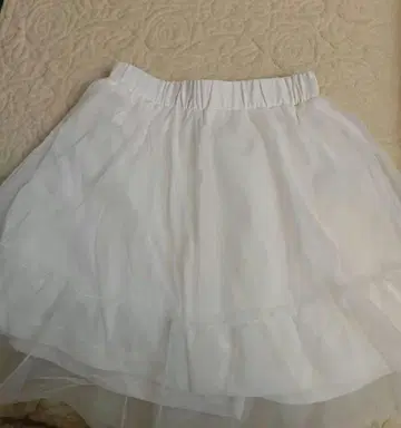 화이트 미니 스커트입니다