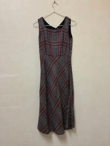 체크 무늬 슬리브리스 무릎 기장 원피스