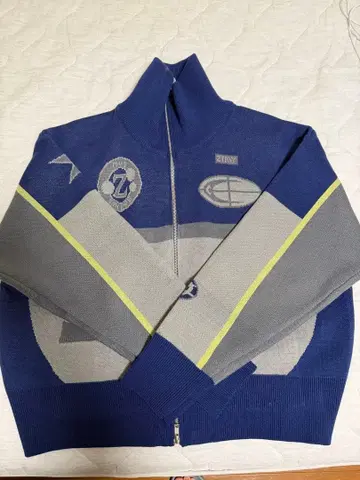 계속 한밤중이면 좋을 텐데. 풀 집업 니트