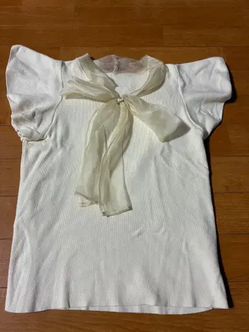 리본 포함 화이트 니트