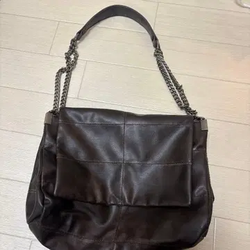 다크 브라운 가죽 숄더백