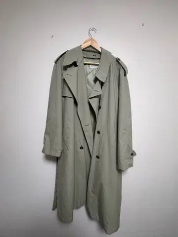 카키색 트렌치코트