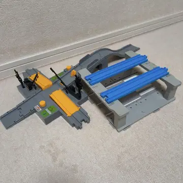 토미카와 프라레일 뉴타운 도로 대응 교각 세트와 오토 건널목