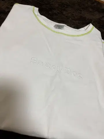 Saucy Dog 자수 로고 T셔츠 화이트