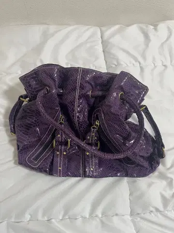 퍼플 에나멜 스네이크 스킨풍 핸드백