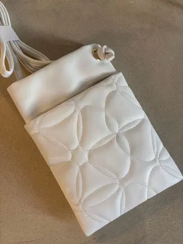 화이트 퀼팅 숄더백 사코슈 미니백