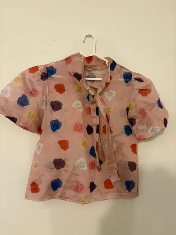 꽃무늬 리본 포함 반팔 블라우스