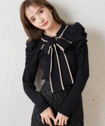 MIIA 배색 리본 파워 숄더 니트