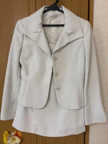 화이트 자켓과 플레어 스커트 세트