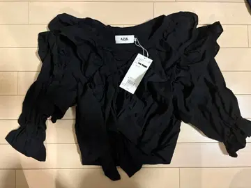 AZUL 프릴 장식 블랙 셔츠