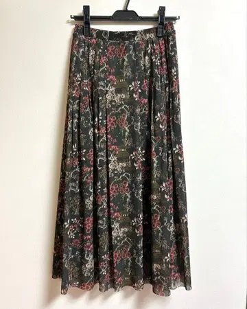 비비안 탐 드래곤 & 꽃무늬 프린트 스커트