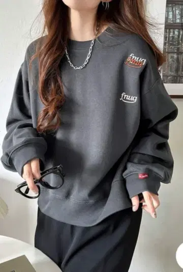 랜덤 자수 크롭 속기모 맨투맨