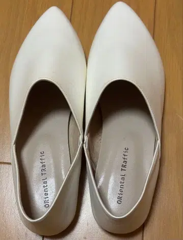 오리엔탈 트래픽 화이트 펌프스 L 사이즈