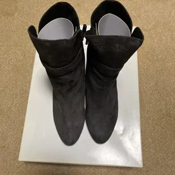 FIZZ REEN 블랙 스웨이드 숏부츠 중간 힐