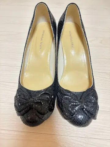 오리엔탈 트래픽 리본 포함 블랙 에나멜풍 하이힐