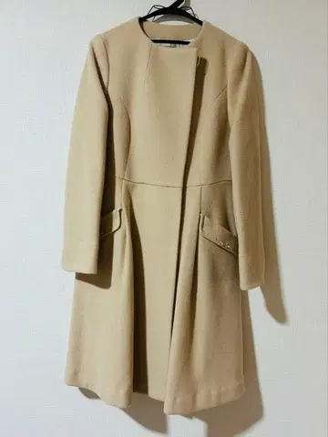 베이지 롱 코트 펄 장식