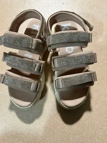 Kitson 비쥬 장식 스포츠 샌들