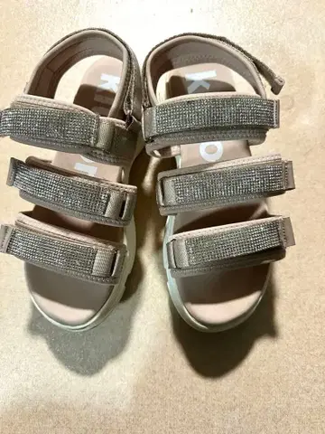 Kitson 비쥬 장식 스포츠 샌들