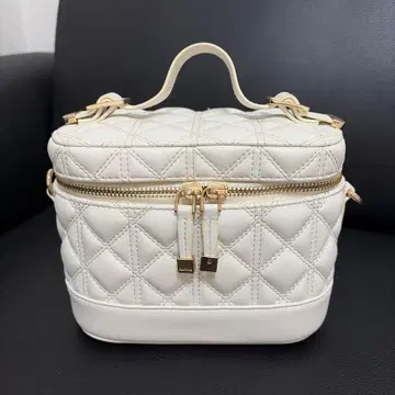 화이트 퀼팅 백 골드 스트랩 포함