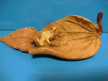 청개구리와 나뭇잎 피규어