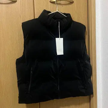 블랙 다운 베스트 지퍼 포함
