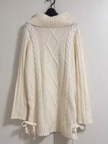 아이보리 케이블 짜임 터틀넥 니트 원피스